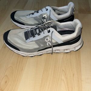 OnCloud running shoes men’s size 11